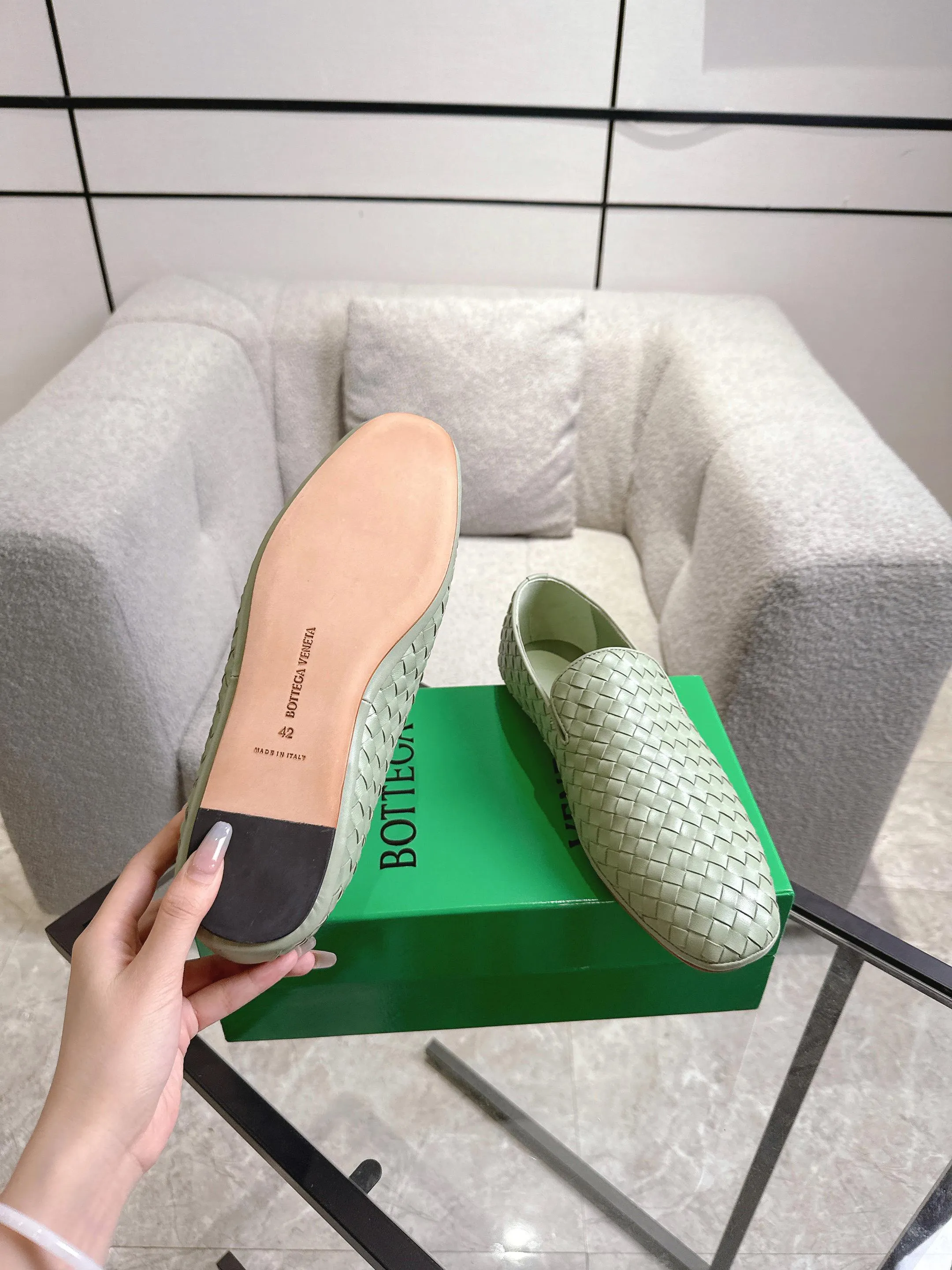 [BV] Top P: 760💰Size for couples: 35-44 (40.41 for women, 38 for men, 45.46.47, custom-made, non-returnable) Bottega Veneta 2025 autumn counter synchronized genuine leather outsole classic woven beanie shoes for couples, Bottega Veneta square-toe flat shoes, imported mixed sheepskin, imported sheep! Leather outsole! [Rose][Rose]! Purely hand-woven and operated, the original board is reproduced one-to-one! quality assurance!